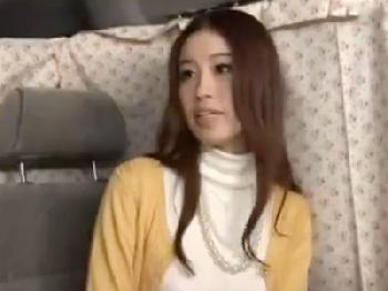ワイセツな質問に照れるピュアな素人人妻にナンパ中出し