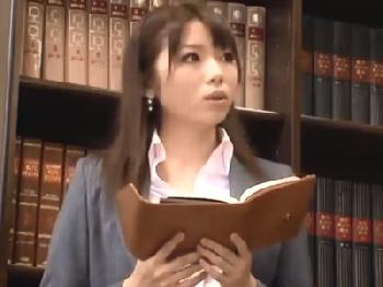 敏腕な先輩秘書に遠慮なく性的凌辱される美女