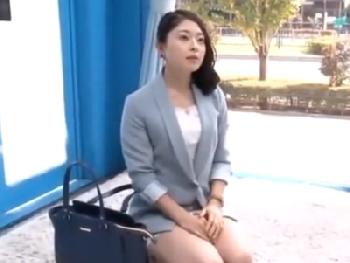 素人娘をナンパしてマジックミラー号に連れ込み→即ペニスぶち込んで乳房射精!!