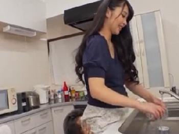 巨乳に耐えきれずキッチンでおっぱじめる!!