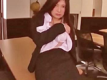 教室で生徒に襲われ性的凌辱される女教師