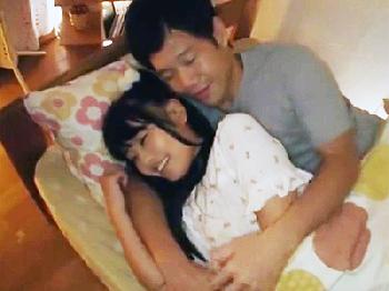 気持ち悪い中年男が親戚の童顔娘の体に興奮して眠れず夜這い開始‥!!