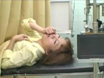 彼氏と産婦人科に来た女子校生に治療と偽ってイタズラ膣内射精