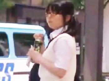 内気な少女を狙った悪質な犯行!!大人しい女子校生を痴漢して二穴SEX