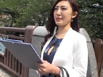 全身から妖艶なフェロモンを噴出する綺麗な人妻に迂闊にもコンドーム未装着で孕ませ射精