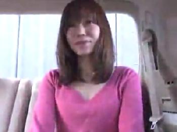 新婚妻が車内で他人棒を恥ずかしがりながら手コキと生尺奉仕