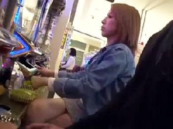 昼間からパチンコをしている元尻軽女のギャルを痴漢してからのコンドーム非装着の膣内射精交尾