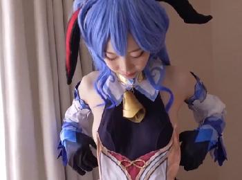 色白スレンダー!!感度も良好な素人コスプレイヤーと生性行為オフ会