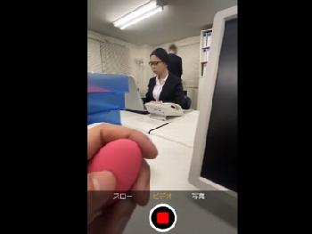 会社では地味で通っているメガネ女性会社員に遠隔ローター付けてリアル調教!!