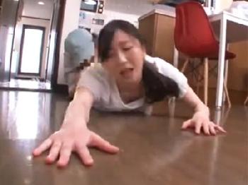 ムラっときた変態男に襲われ強引に挿入される凄く綺麗な人妻