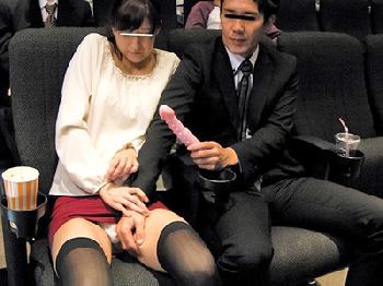 映画館で媚薬を使われ音にまぎれて痴漢される無垢女子