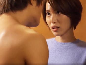 スレンダー妻の不貞交尾中ずっと夫からの着信が鳴り続ける‥