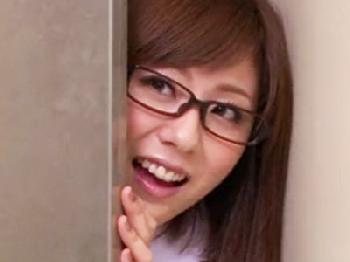 保健の女性教師が更衣室でロッカーを漁る生徒を発見して性的逆暴行!!