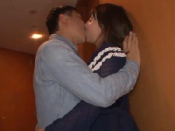 耐えきれずにペニス求める淫らな美少女と熱を帯びた精力的なSEX