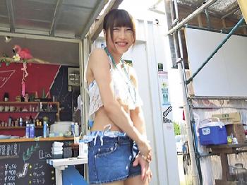 海の家でナンパした看板店員と性器を舐め合いゴムなし膣内射精