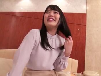 笑顔がチャーミングな素人のパイパン娘が初対面男のペニスで連続昇天顔披露