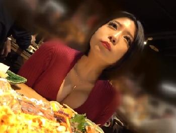 飯食ってる最中も胸の谷間ばかりが気になる色っぽいレンタル彼女とラブホハメ撮り