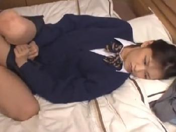 童貞後輩筆おろしのはずがオメコ内で直接発射された女子校生