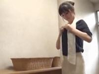 温泉レポートに来た巨乳女子アナウンサーがまさかの露出→ADに見つかりその場で中出し交尾