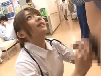 仙人のようなホームレスと中出し性交を楽しむ女子校生ギャル