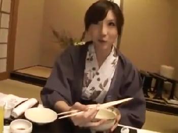 とても綺麗な人妻が浮気旅行で浮気相手からハメ落とす気満々のハードピストンされて連続エクスタシー