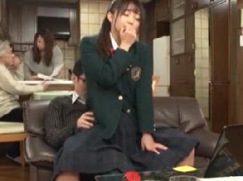 女子校生の姪が無邪気に膝の上に座ってきたので密かに近親性交