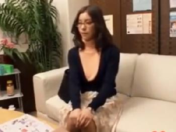 マッサージを受けに来た品行方正な眼鏡妻が変態男の性的マッサージで性的行為への欲望が爆発