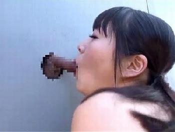 レズビアンだけが入学を許されるレズビアン学校!!水道の代わりにペニスが飛び出る英才エロ教育