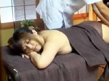 マッサージ客の女子大生を媚薬オイルで痴女化させ次々と犯し倒す非情な整体師