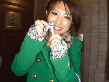 マゾヒスト男の自宅の鍵を受け取って意気揚々と責めにいく美女