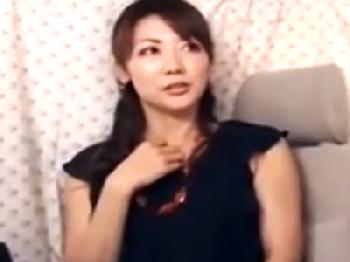 こんな雅やかなマダムが手マンで性的興奮して耐えきれずに車内で寝取られる