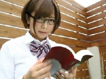 眼鏡の似合う童顔の美少女女子校生と禁断のプレイ開始→綺麗なお尻に精液ぶっかけ