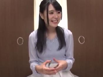 童顔の素人娘が賞金獲得のために壁から突き出たペニスを奉仕抜き