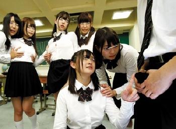 学校でブラもパンツも盗まれた!!犯人は1人だけ男のアイツしかいない→ハーレム乱交開始W