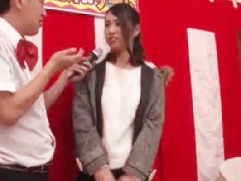 バランスを崩したら負けのゲームで冷酷非道な妨害によりチャレンジ失敗し割れ目に挿入罰ゲームW