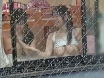 レズビアンプレイを覗いていたら部屋に誘われ3Pセックス!!