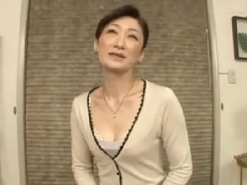 枯れ果てた熟女の股間の割れ目に巨根をぶち込み膣中に精液を避妊具なしで射精