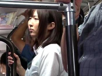 痴漢されて感じてしまった女子校生がガクブル絶頂