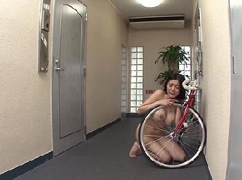 お、奥さん…夫婦喧嘩の末に全裸で外に出された隣の奥さんを寝取られ交尾!!