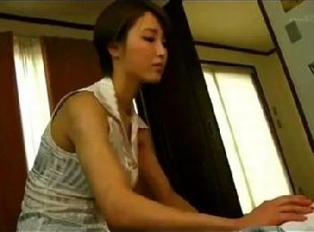 美麗な義理の母…ずっと肉棒を求めていた母が再婚相手の息子ペニスに貪りりつき!!