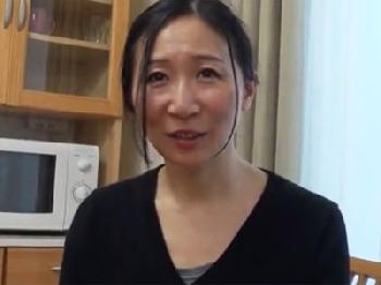 もう長年ご無沙汰で性的欲望の限界に達した熟女人妻に避妊具未装着で膣内射精
