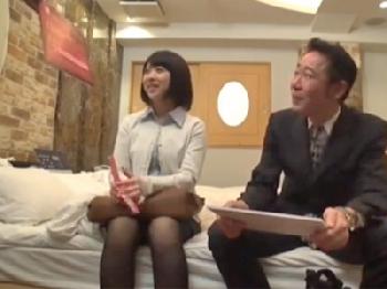 報酬に目が眩んだ女性会社員が二倍以上年の離れた上司とコンドーム未装着で膣射性交