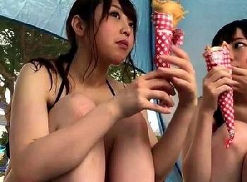 プールに遊びにきていた極上素人2人をナンパ!!パフェをペニスに持ち替えて友人と一緒に大乱交!!