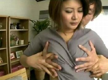 昔から憧れていた母親の友人…夫の喧嘩してしばらくうちに泊まることになったチャンスを活かして寝取られ成功