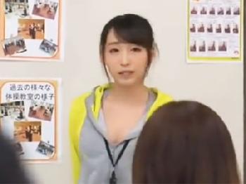 劣情をかき立てる姉の同級生の女子校生たちに集団手コキで昇天する男の子