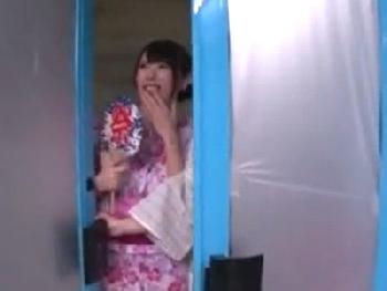 浴衣姿の素人がチェリーボーイ相手に母性本能全開の中出しサービス