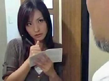 オナニー中に荷物を届けにきた宅配員に色目を使って誘う痴女