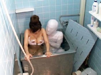 透明人間になれるドリンクを手にいれた父親が愛娘の処女を奪ってしまう