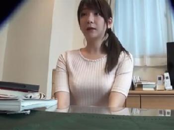 隠しカメラを設置した部屋にレンタル家政婦を誘いこみ→精液処理