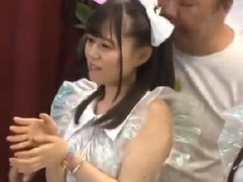 タイムストップ状態でファンにイラマチオさせられた美少女アイドル